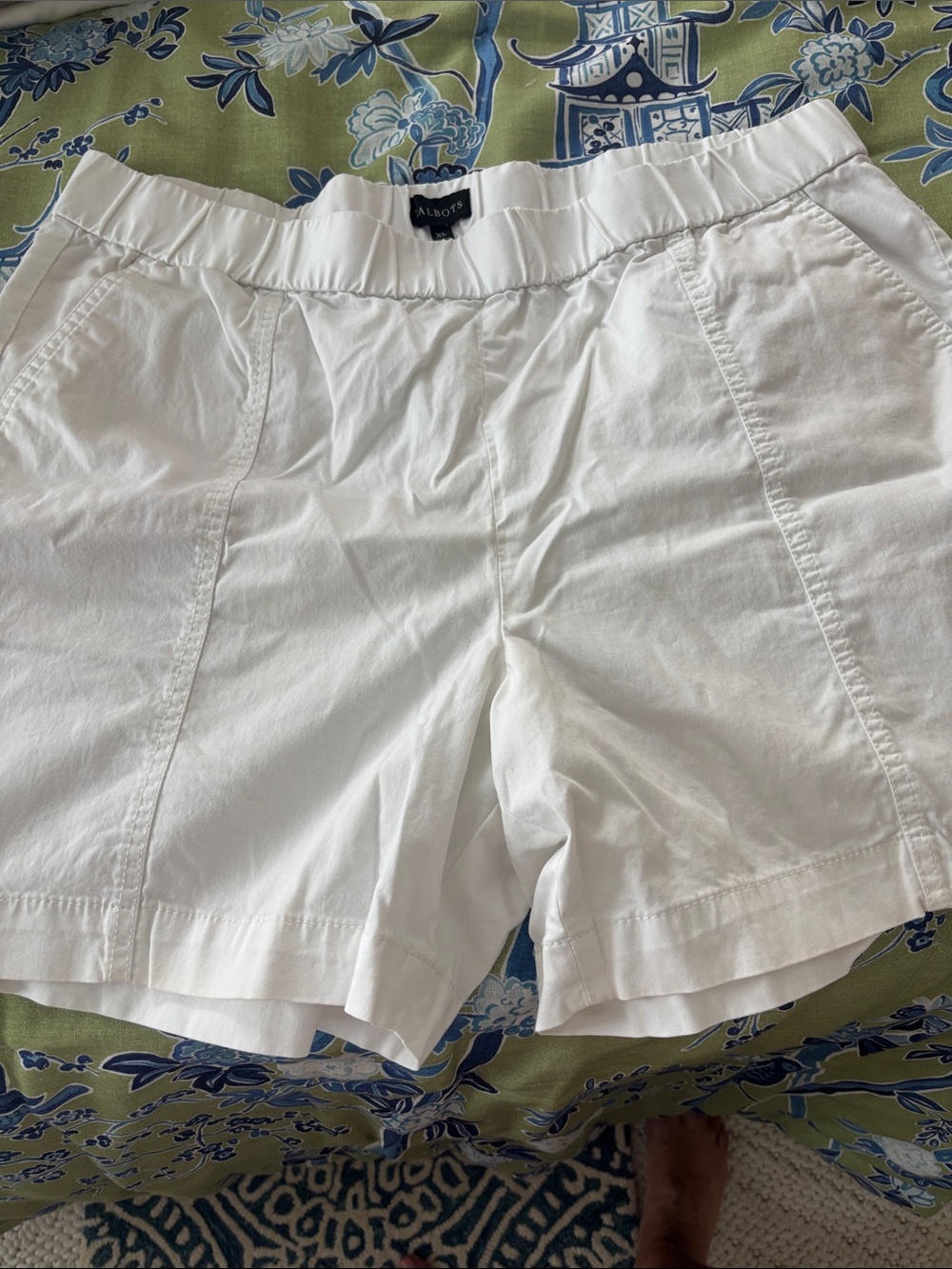 White pull on shorts with pockets